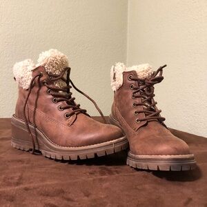 Fergie boots